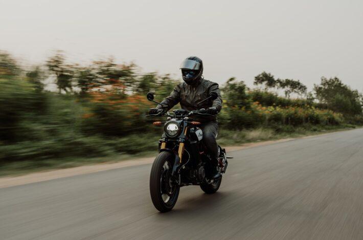 Motorradfahrer auf der Straße