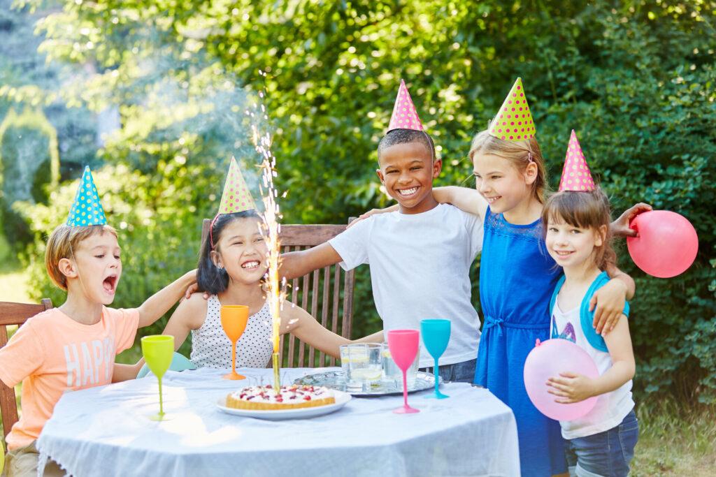 Kinder feiern Kindergeburtstag