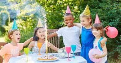 Kinder feiern Kindergeburtstag