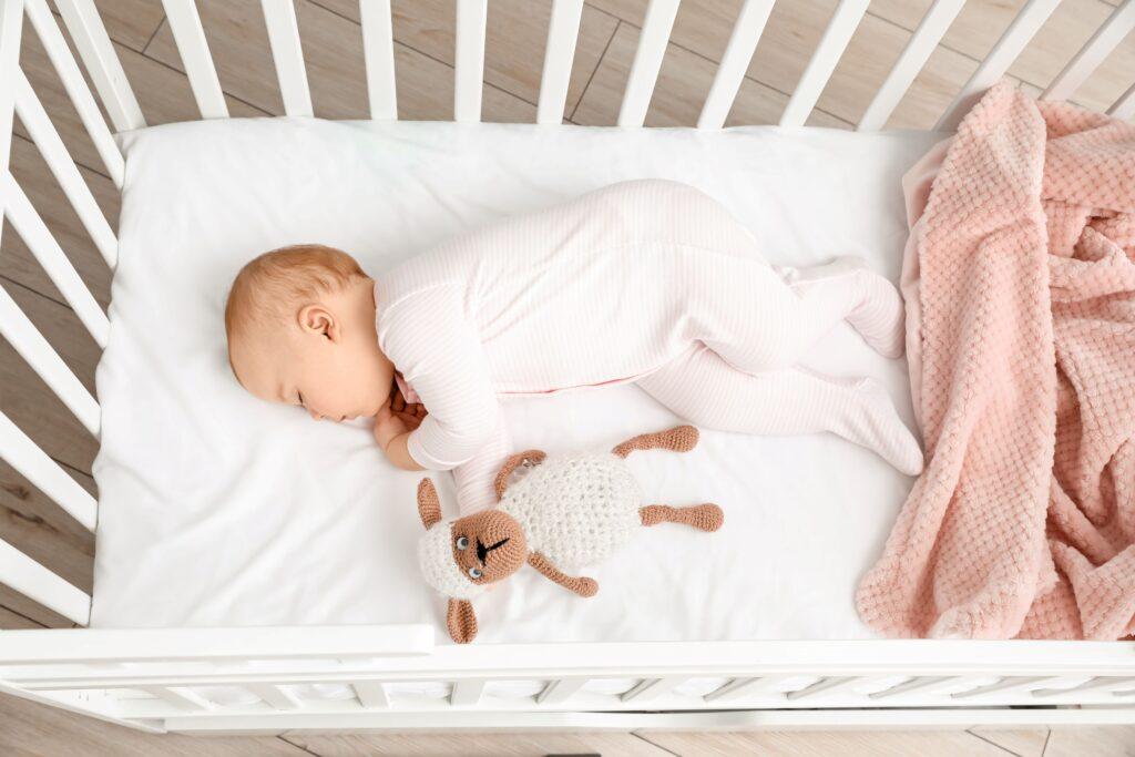 Baby schläft in einem Babybett