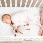 Baby schläft in einem Babybett
