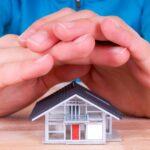 Symbolischer Hausschutz mit Händen | Löschwassertank